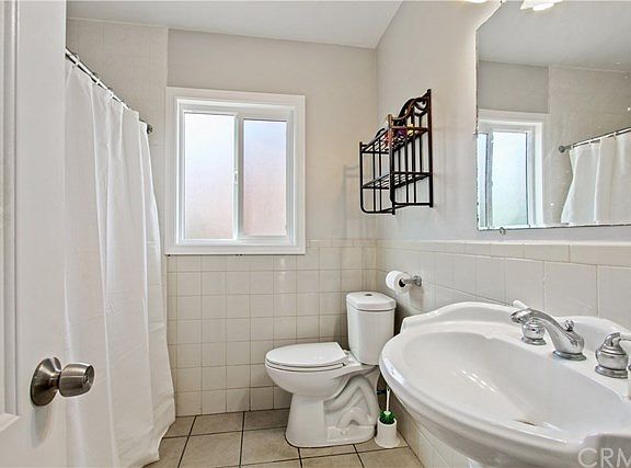 5th image of 13808 S Catalina Ave