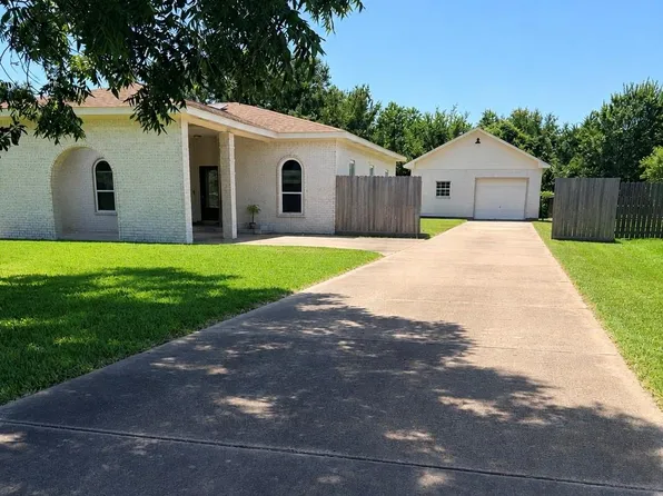 3230 W Meadow Ln, Dickinson, TX 77539