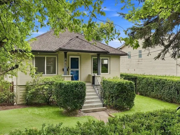 446 Kelly St, New Westminster, BC V3L 3T9
