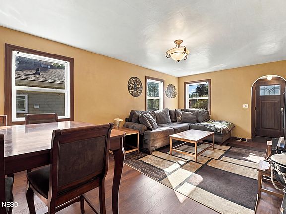 4th image of 206 5th St NE