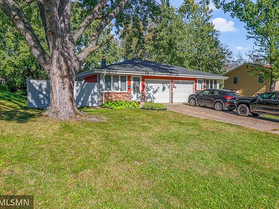 3rd image of 1747 Louise Ave
