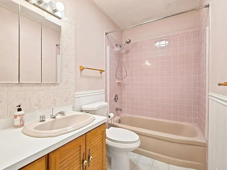 Full Bathroom on Bedroom Level