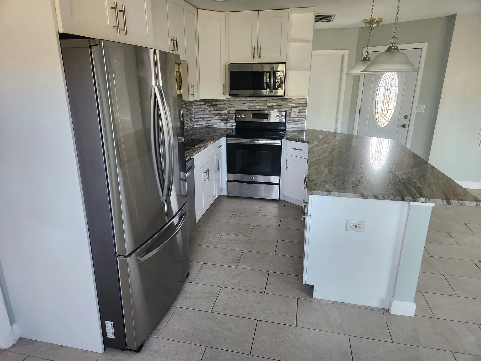 3 bed, 1136 sqft, $1,900 — Photo 4
