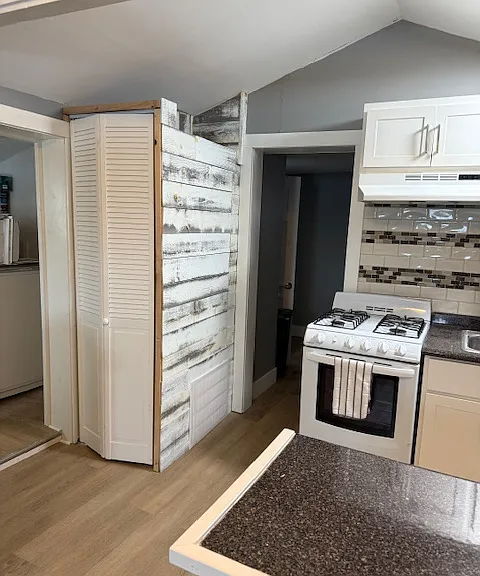 7086 Lakeshore Rd — Photo 3