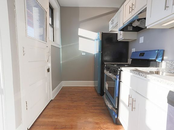 5th image of 637 W Cornelia Ave #4