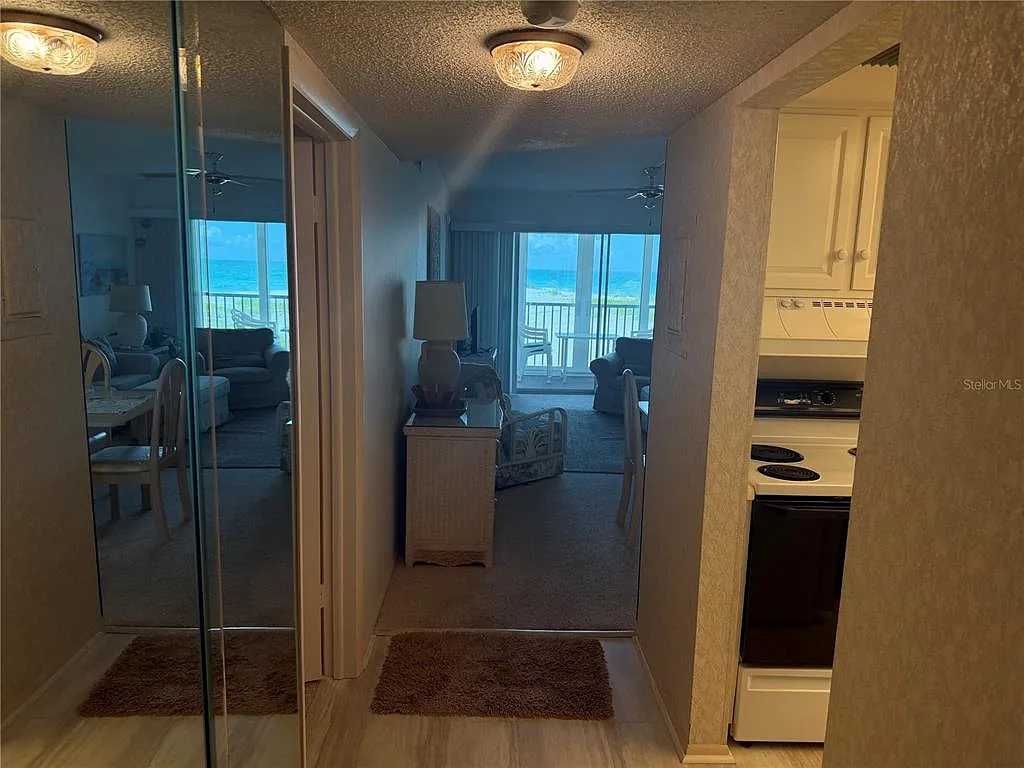 2 bed, 2.0 bath, 847 sqft, $4,900 — Photo 2