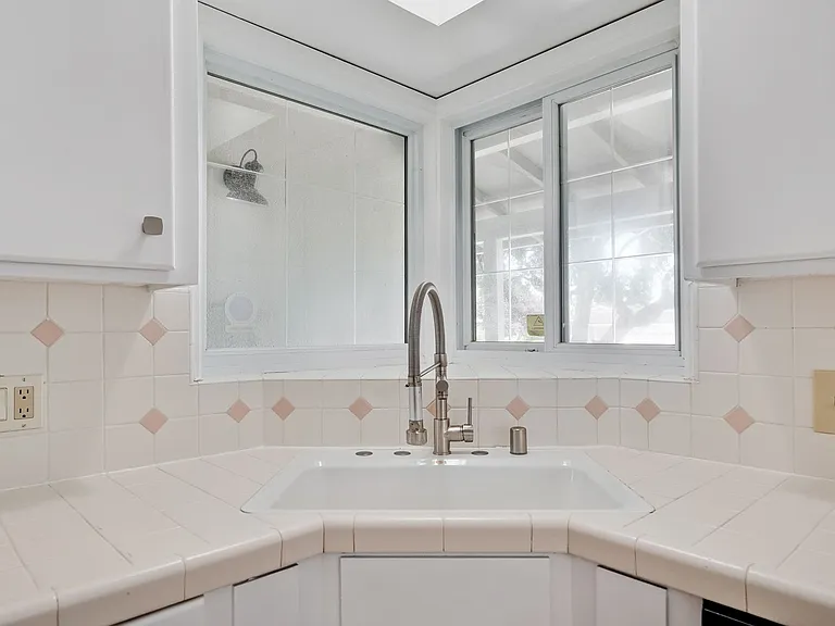 1572 Tobias Dr — Photo 9
