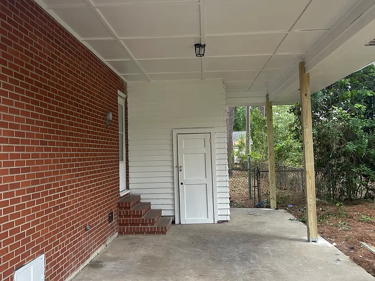 321 N Glendale Dr — Photo 2