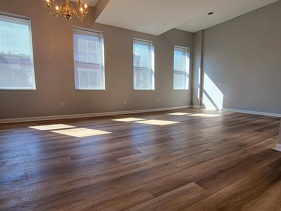 4th image of 1927 E Carson St #2