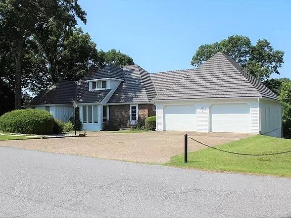 2nd image of 1212 E Hilltop Dr