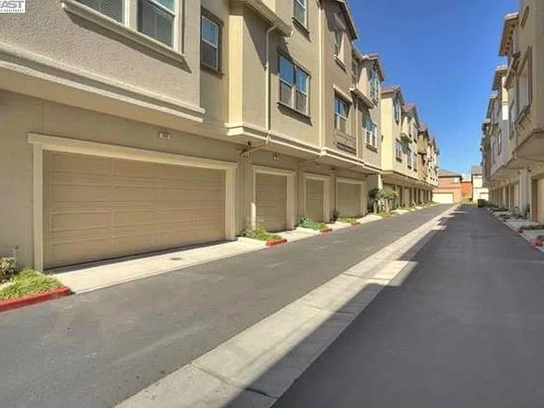 169 Burbank St — Photo 3
