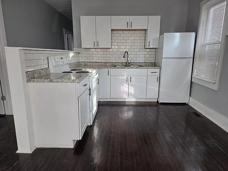 2030 Hazelwood St #1 — Photo 7