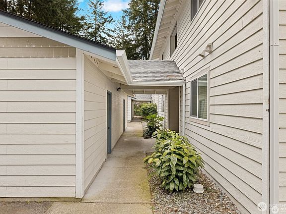4th image of 4623 Grandview Dr W #D