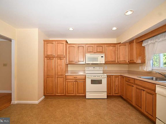 3rd image of 711 Edgehill Dr