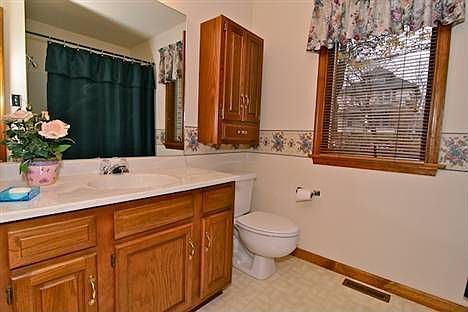 5th image of 596 E Cypress St