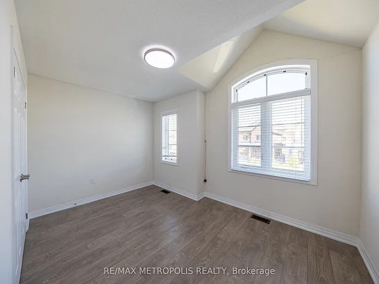 39 Northrop Ave — Photo 20
