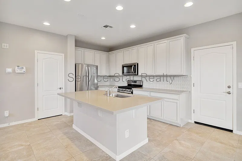4 bed, 3.0 bath, 2100 sqft, $2,695 — Photo 4
