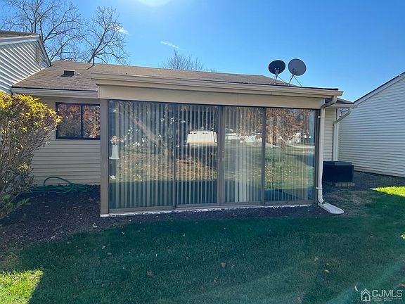 4th image of 110 Chatham Dr #B
