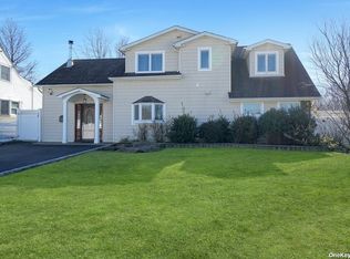 14 Tiller Ln, Levittown, NY 11756