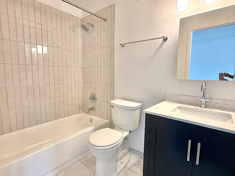33 W Delaware Pl #14C — Photo 1