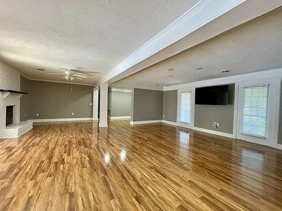 3rd image of 1218 Shady Oak Dr