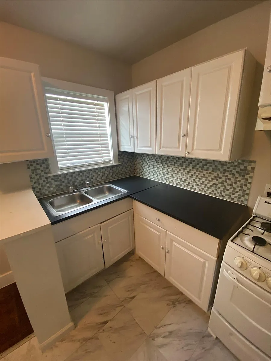 Building Photo - 1624 Holman St #20