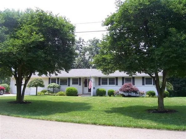 390 Lynwood Ln, Lancaster, OH 43130