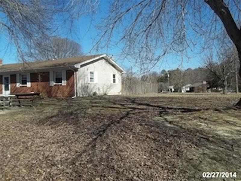 2nd image of 415 Lakeview Dr