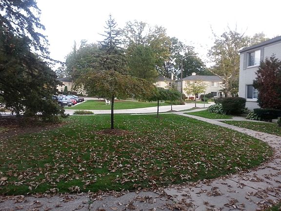 Front courtyard view 2