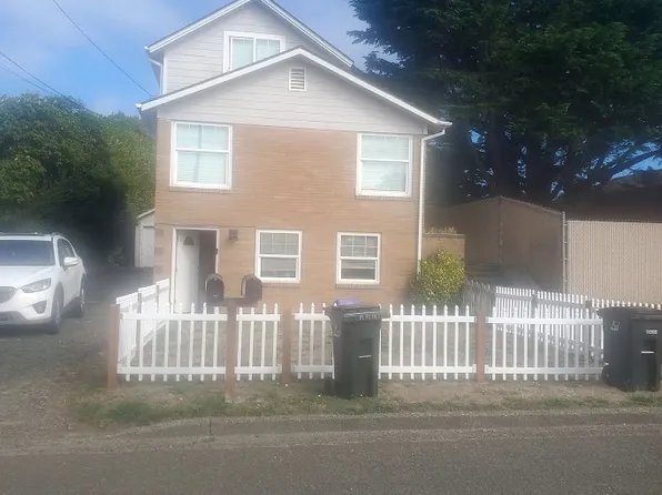 1679 Monroe St #B, North Bend, OR 97459