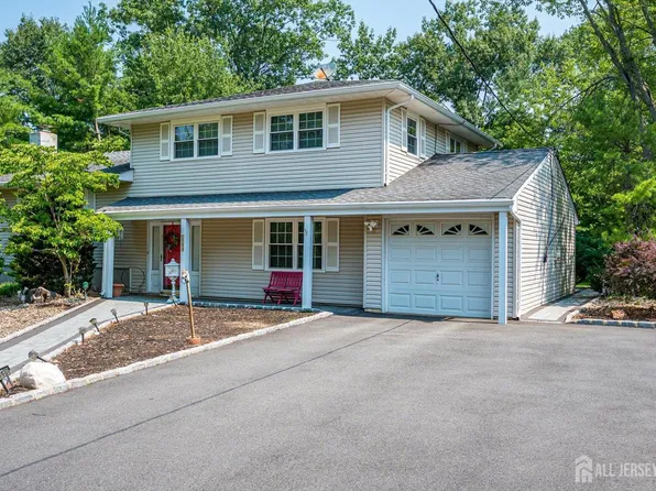 560 Wakefield Dr, Metuchen, NJ 08840