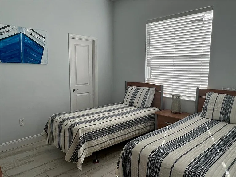 2043 Roselawn St — Photo 9
