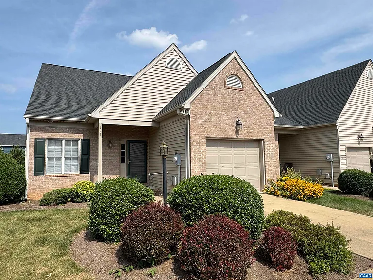 121 Bryant Dr — Photo 1