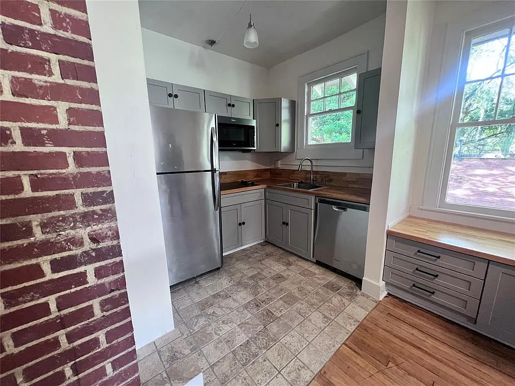 4 bed, 2.0 bath, 1420 sqft, $2,400 — Photo 2
