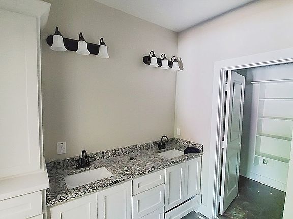 3rd image of 616 W Elm St
