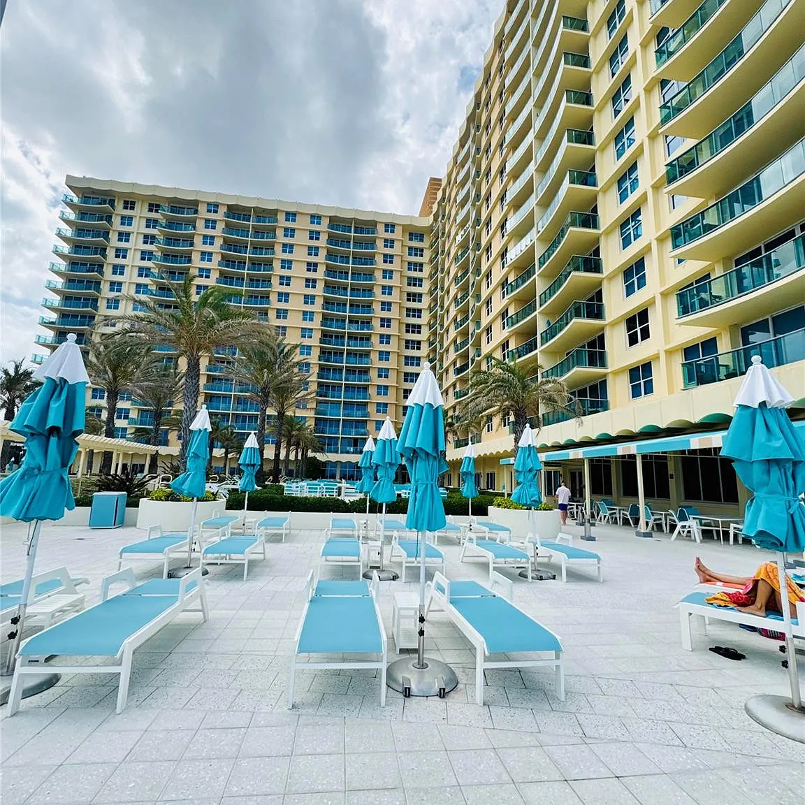 The Wave Condo — Photo 2