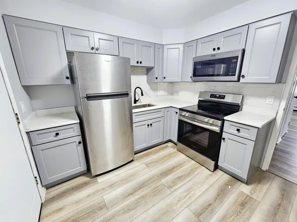 2115-2123 W Farragut Ave Apartments, 2115-2123 W Farragut Ave Floor 2, Chicago, IL 60625
