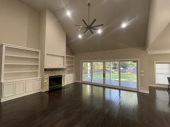 5th image of 104 Peacock St