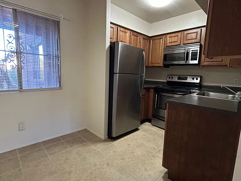 1810 E Blacklidge Dr #204 — Photo 10