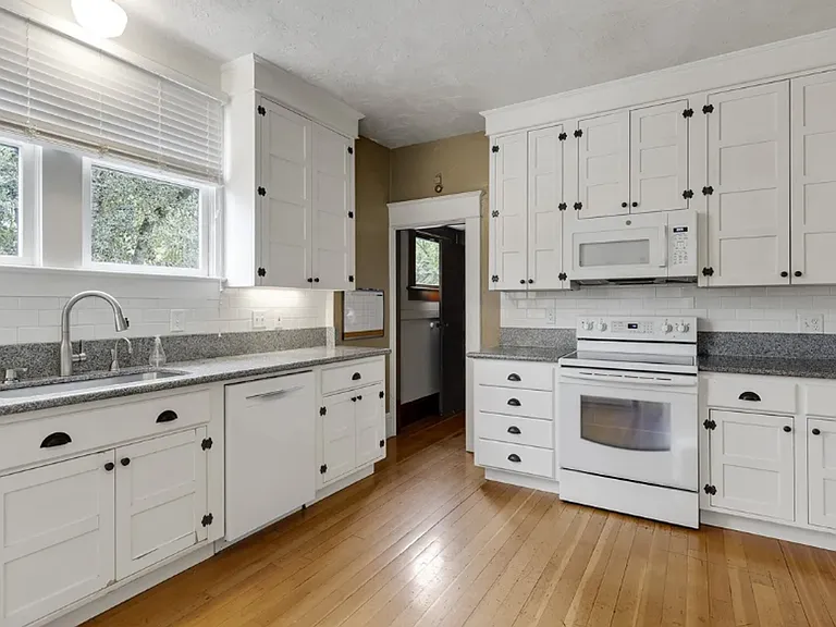 744 SW 14th St — Photo 17