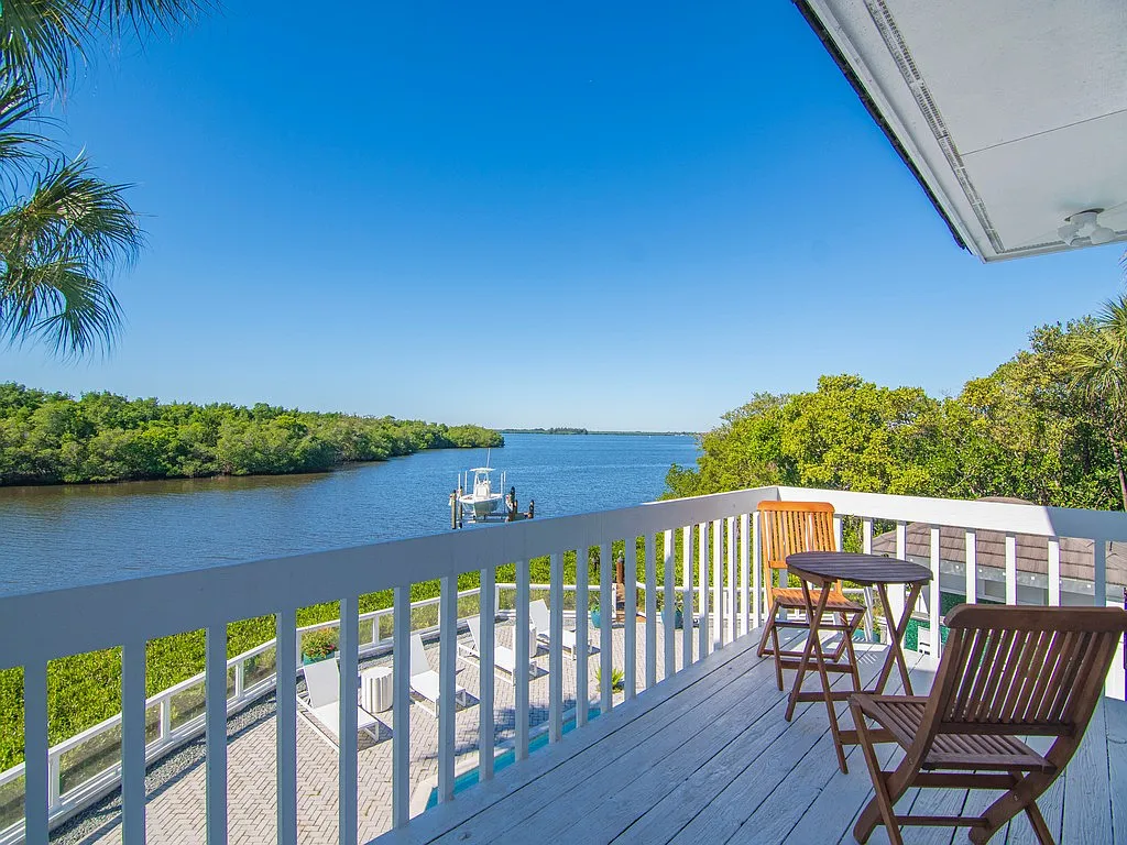 6 bed, 5.5 bath, 3896 sqft, $40,000 — Photo 2