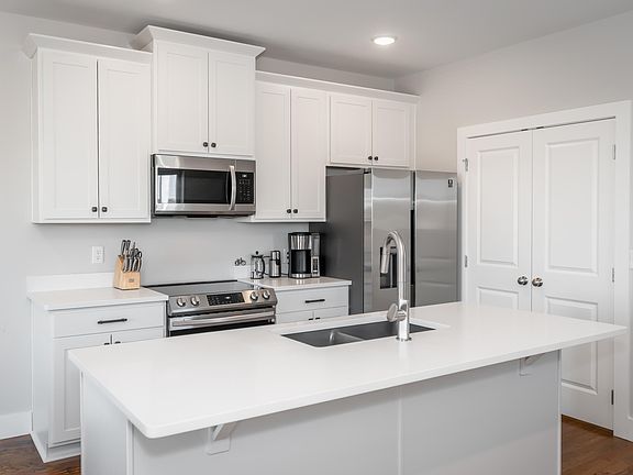 4th image of 917 E 17th St #101
