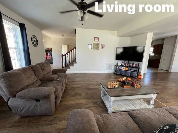 704 Legacy Dr, Herrin, IL 62948