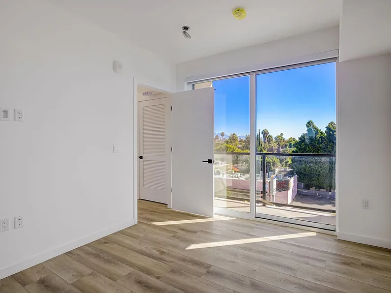 Fairfax Apartments — Photo 44