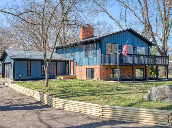 1379 Roberta Ct, Howell, MI 48843