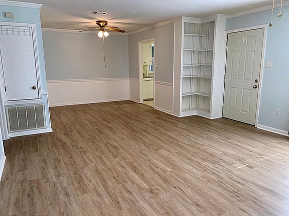 Living Room / Breakfast Nook