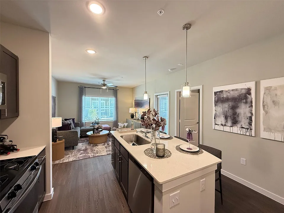 2102 Antoine Dr #3303