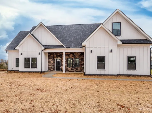 1010 Harrogate Dr, Bessemer City, NC 28016