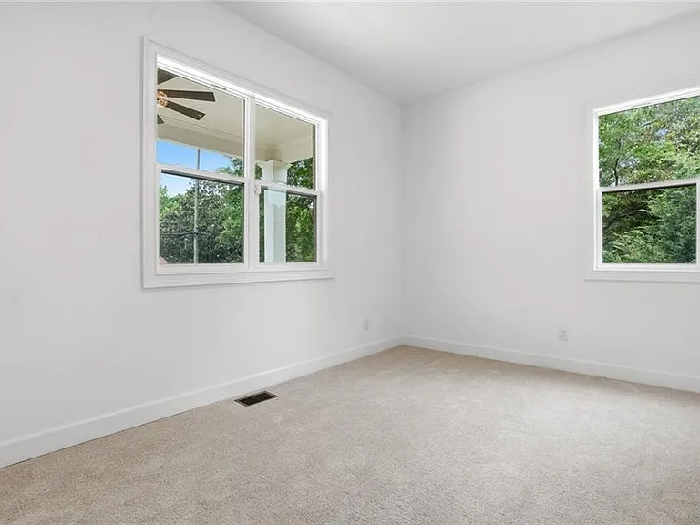2415 Rugby Ave — Photo 20