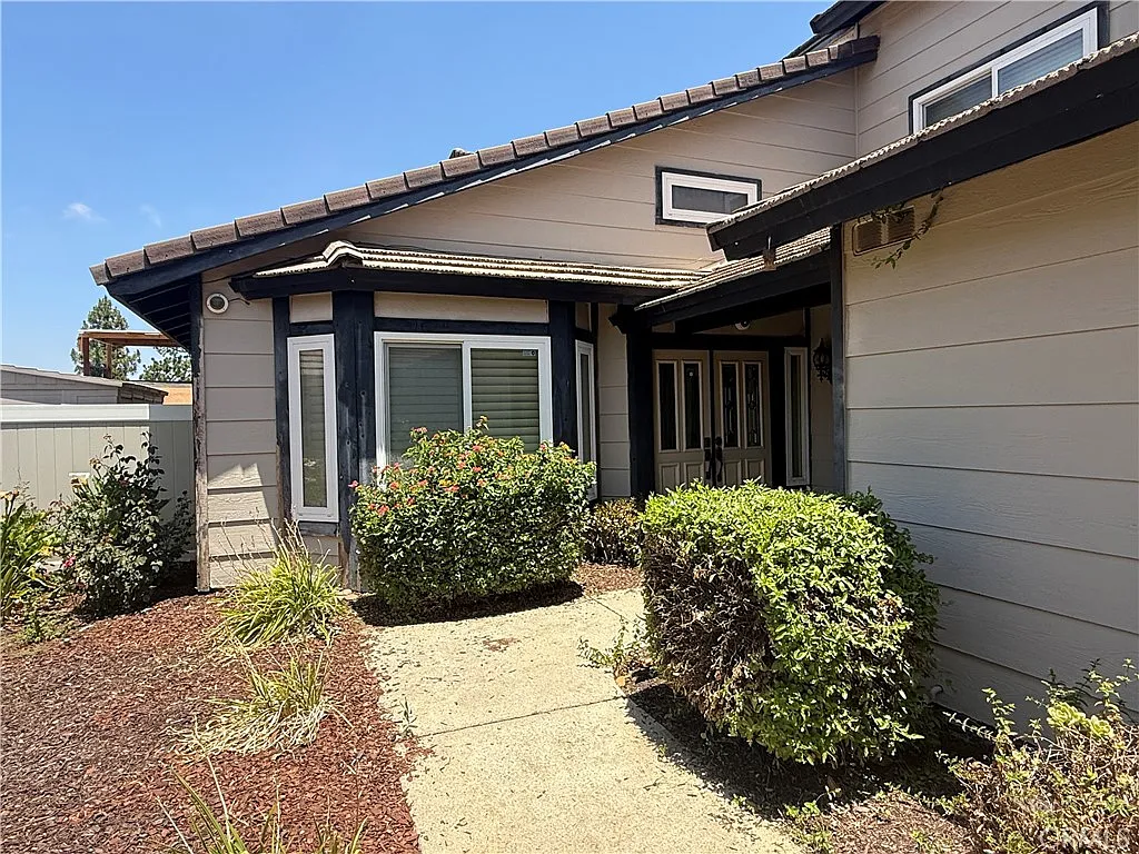 5 bed, 2355 sqft, $4,600 — Photo 4